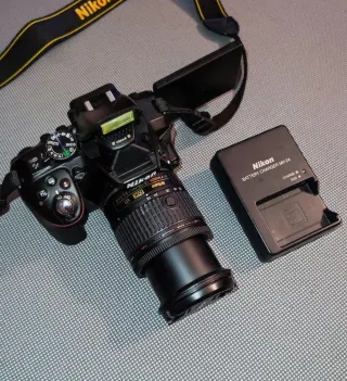 Cámara Nikon DSLR con objetivo VR