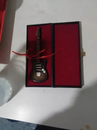 Mini Guitarras Eléctricas y Acústica