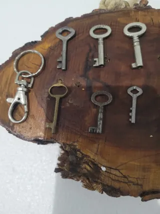 Antiche piccole chiavi in ferro battuto