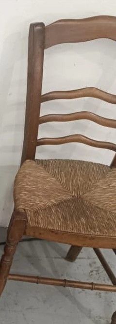 Silla de madera  de cerezo con asiento de anea