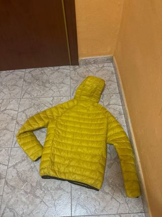 Chaqueta amarilla con capucha