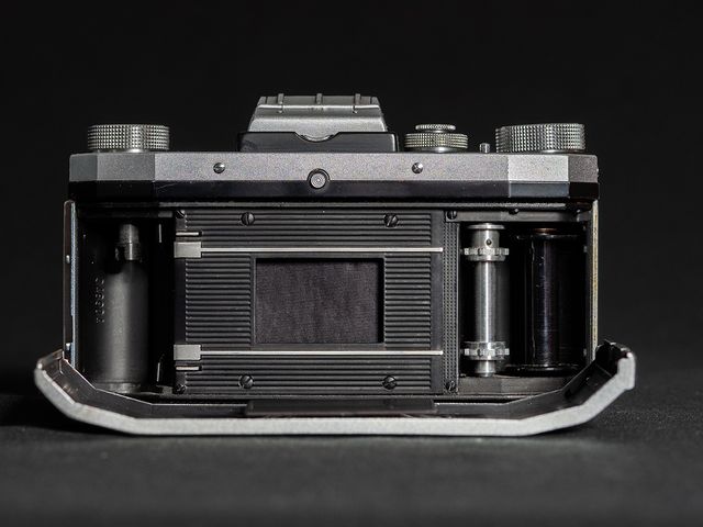 Praktica FX 2 con obiettivo Cassarit 50mm f/2.8