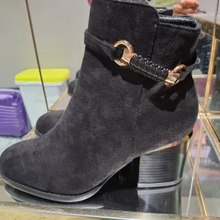Botines Amor Amore Negros Nuevos. Lleva cremallera