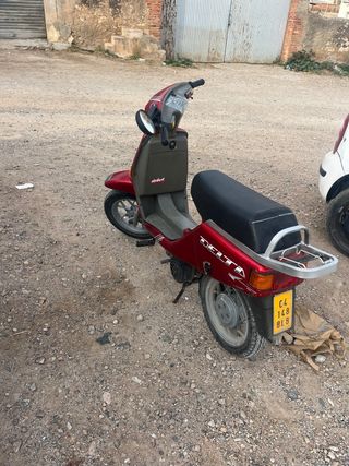 Vespa Delta 50cc Roja Scooter