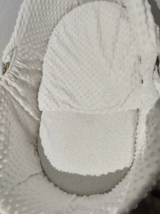 Moisés de mimbre con soporte de madera + fundas