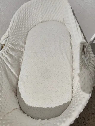 Moisés de mimbre con soporte de madera + fundas