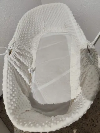 Moisés de mimbre con soporte de madera + fundas