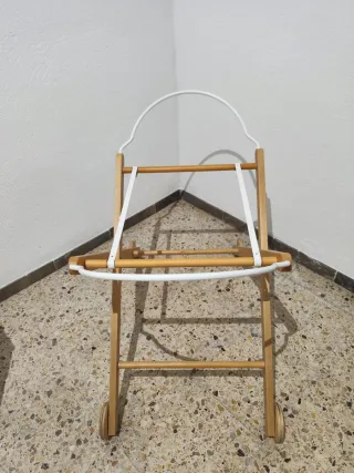 Moisés de mimbre con soporte de madera + fundas