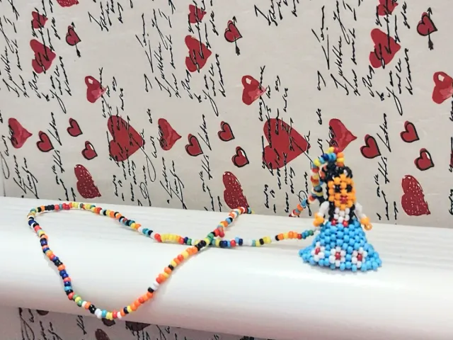 COLLAR MUÑEQUITA DE ABALORIOS