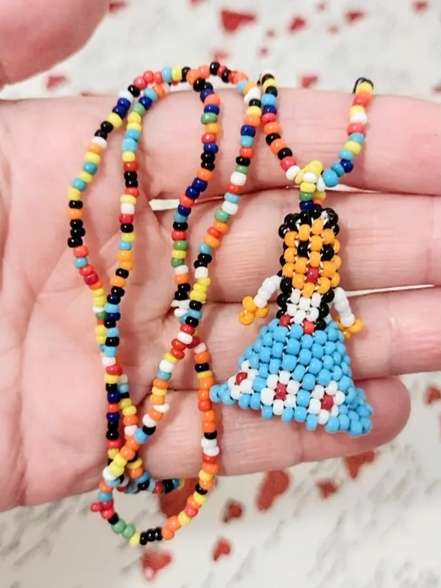 COLLAR MUÑEQUITA DE ABALORIOS