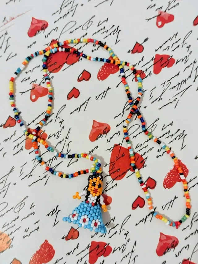COLLAR MUÑEQUITA DE ABALORIOS