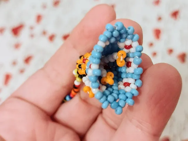 COLLAR MUÑEQUITA DE ABALORIOS