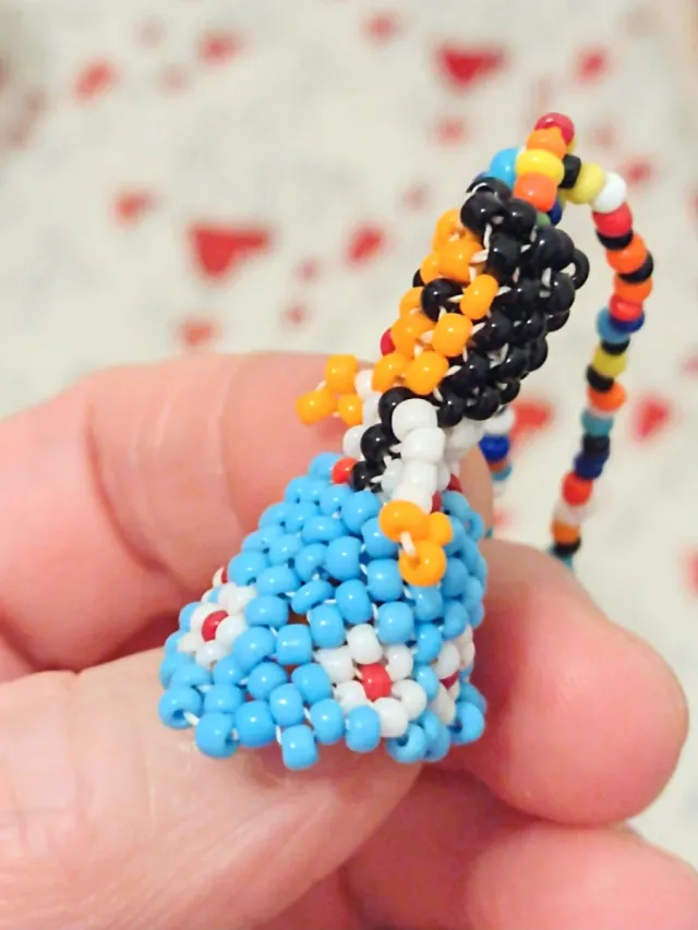 COLLAR MUÑEQUITA DE ABALORIOS