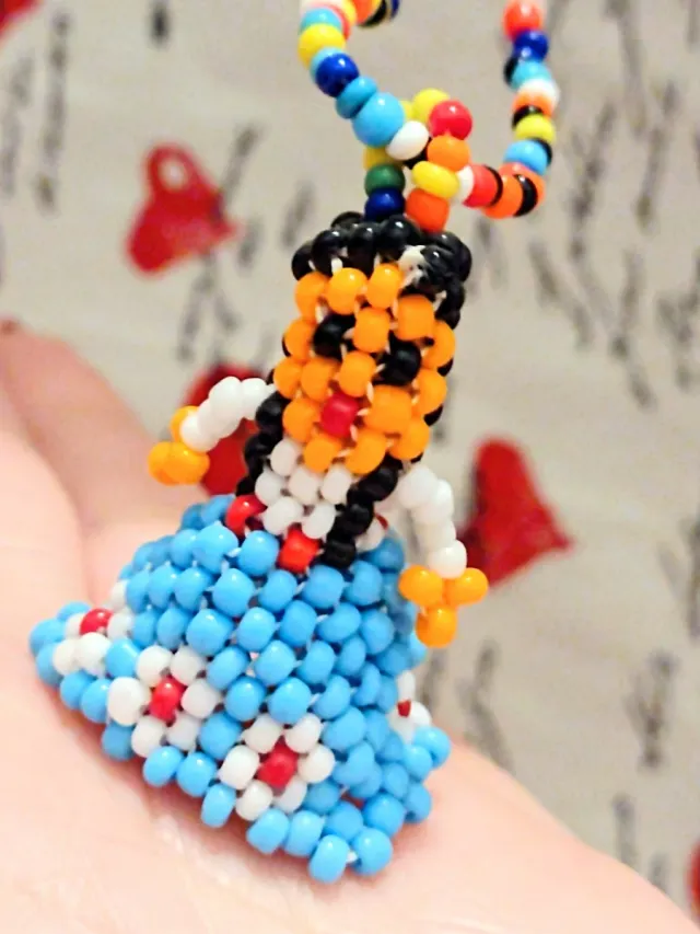 COLLAR MUÑEQUITA DE ABALORIOS