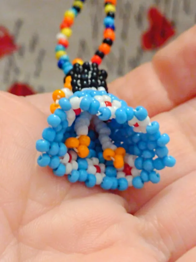 COLLAR MUÑEQUITA DE ABALORIOS