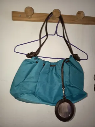 Bolso plateado con monedero