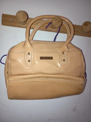 Bolso plateado con monedero