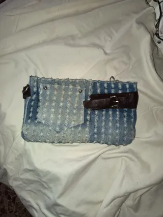 Bolso plateado con monedero