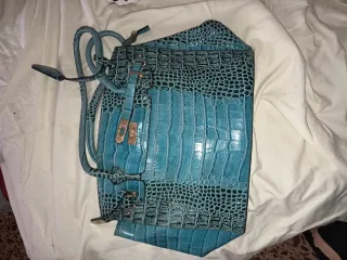 Bolso plateado con monedero