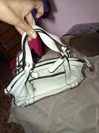 Bolso plateado con monedero