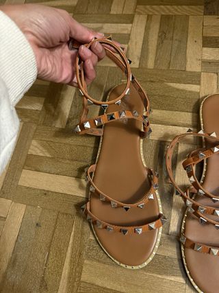 Sandalias romanas planas con tachuelas