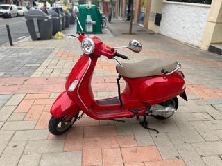 Vespa Roja Scooter Automática