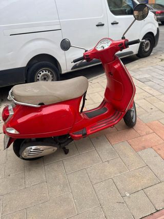 Vespa Roja Scooter Automática