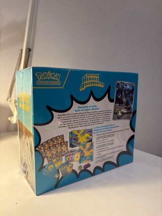 Caja Entrenador Élite Pokémon Héroes Ascendentes