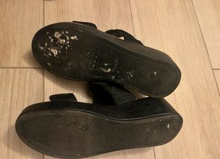 Sandalias negras con tiras trenzadas