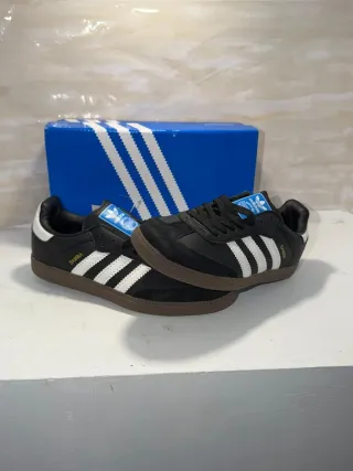 Adidas Samba - negras con rayas blancas.