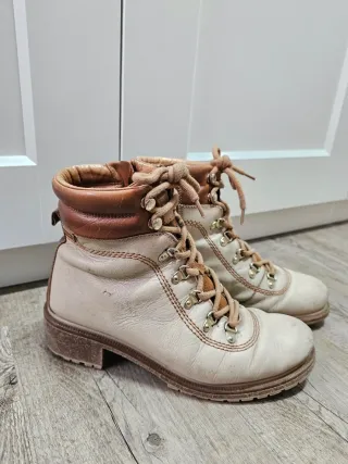 Regalo botines beige y marrón