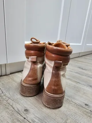 Regalo botines beige y marrón