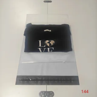 Camiseta negra con estampado LOVE Talla S