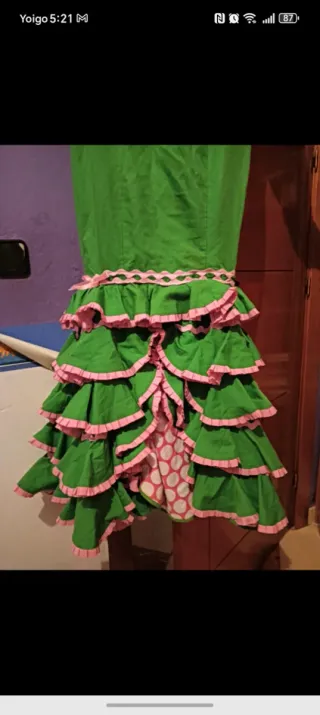 Traje de flamenca verde con volantes rosas