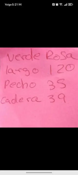 Traje de flamenca verde con volantes rosas