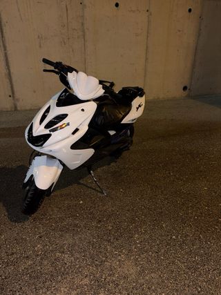 Yamaha Aerox blanca (negra)