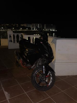 Yamaha Aerox blanca (negra)