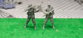 Figuras alemanas 1/72 golpeando puerta
