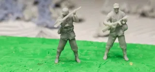 Figuras alemanas 1/72 golpeando puerta