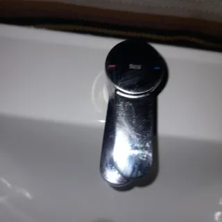 Mueble de baño con lavabo y grifo