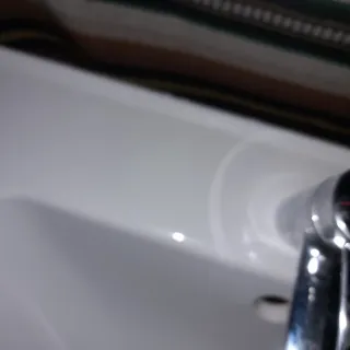 Mueble de baño con lavabo y grifo