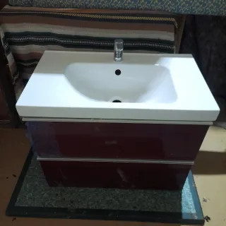 Mueble de baño con lavabo y grifo