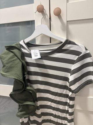 Camiseta con vuelo verde de rayas com etiqueta