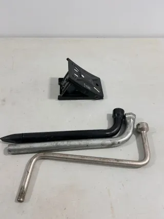 Calzo y 3 llaves para ruedas