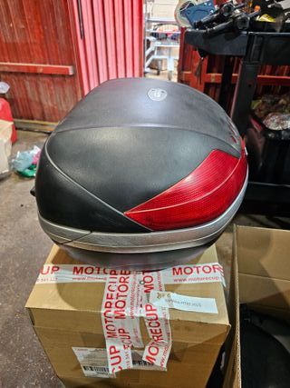 Baúl Givi Yamaha Majesty 400 con soporte