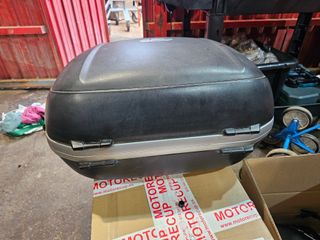 Baúl Givi Yamaha Majesty 400 con soporte