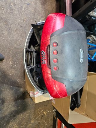 Baúl Givi Yamaha Majesty 400 con soporte