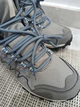 Botas  grises y azules mujer hombre niña niño