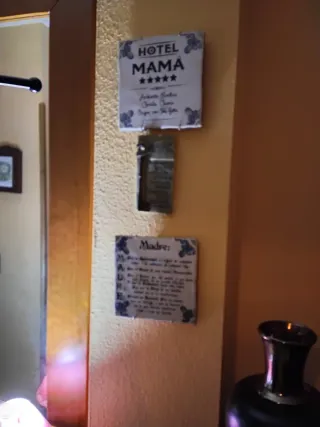 3 Azulejos pintados Hotel Mamá