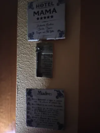 3 Azulejos pintados Hotel Mamá